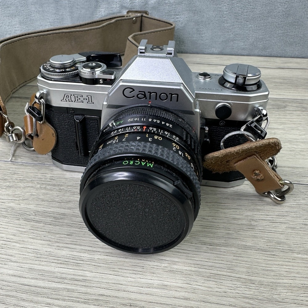 Vintage Canon‎ AE-1 35mm SLR Film Camera w/ 28mm f2.8 Lens Strap Japan